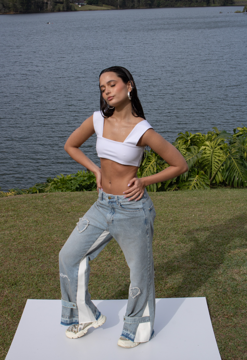 -Denim flair -Broche en la bota -Estampados en serigrafia, alta densidad -"P" bordada en bolsillo trasero -Corazones en parche -Tag dedicatorio dopamine -Sello gel perspective -Bolsillos -Diseñado y creado en Medellin,Colombia