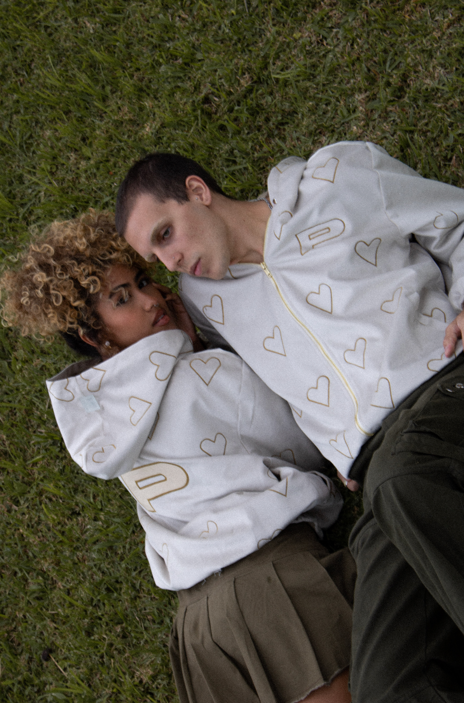 -Jacket color blanco hueso -Hecha en gamusa con forro interior color verde olivo -Corazones bordados -Tag dedicatorio dopamine -Sello gel perspective -Resortada en puños y parte inferior -Bolsillos -Capucha -cierre con frenado -Diseñado y creado en Medellin,Colombia