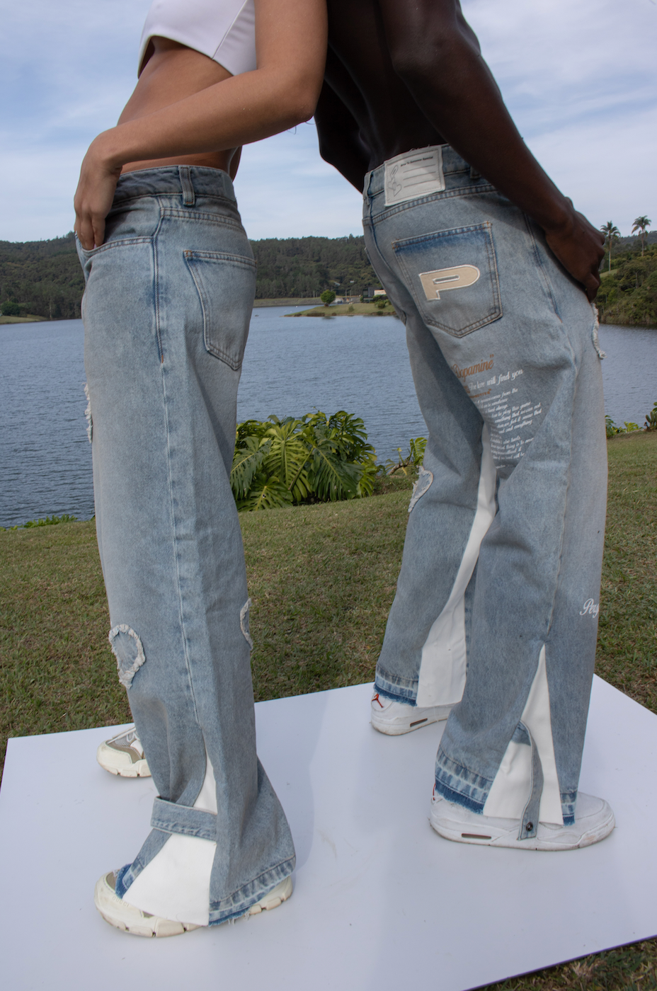 -Denim flair  -Broche en la bota  -Estampados en serigrafia, alta densidad  -"P" bordada en bolsillo trasero  -Corazones en parche  -Tag dedicatorio dopamine  -Sello gel perspective  -Bolsillos  -Diseñado y creado en Medellin,Colombia   